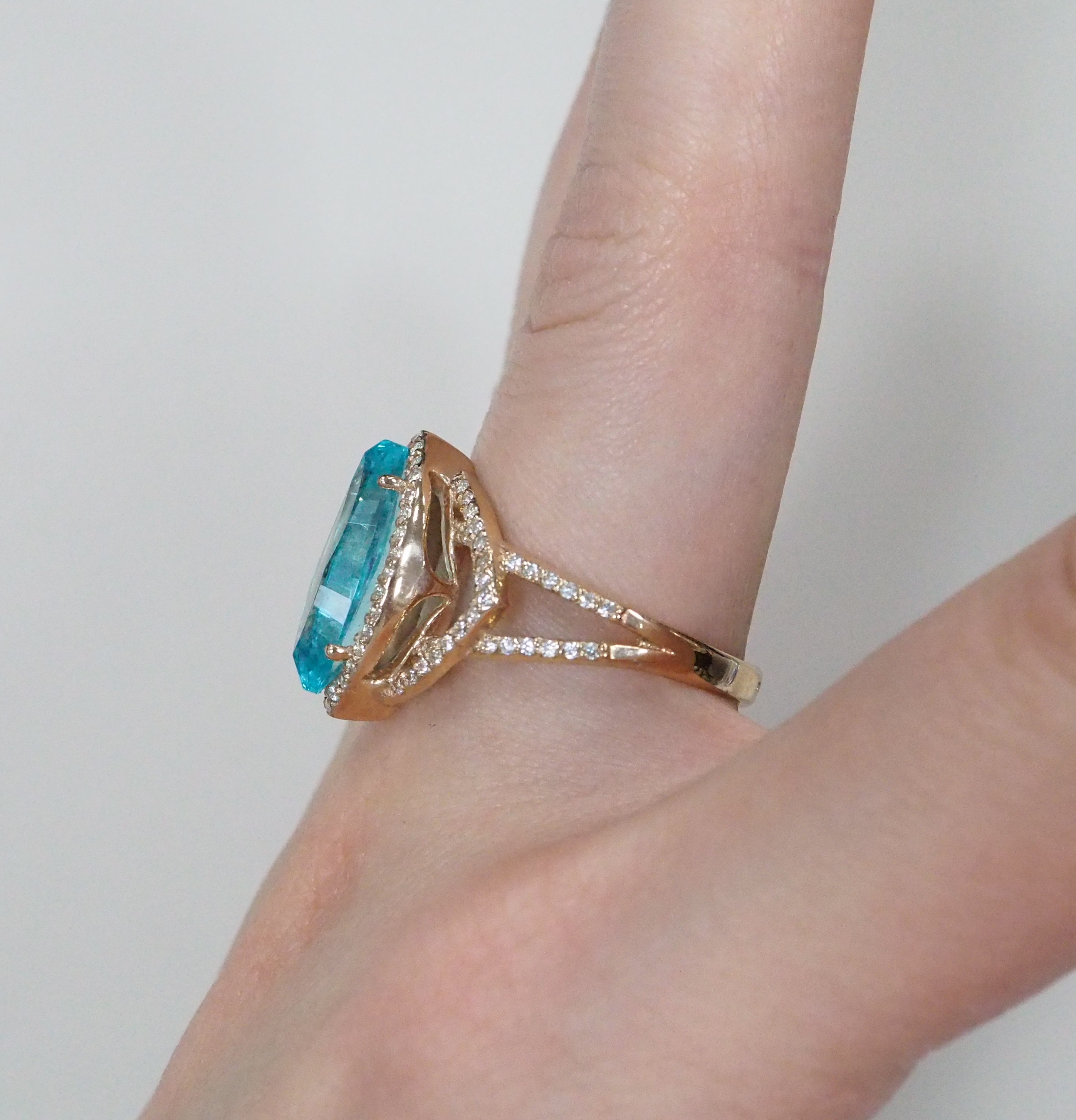 Серебряное кольцо 925 пробы; вставки 1 Кварц цветом топаз, фианит бесцв.;